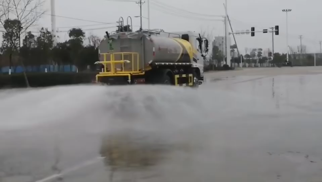 洒水车雨天还作业？真相来了……