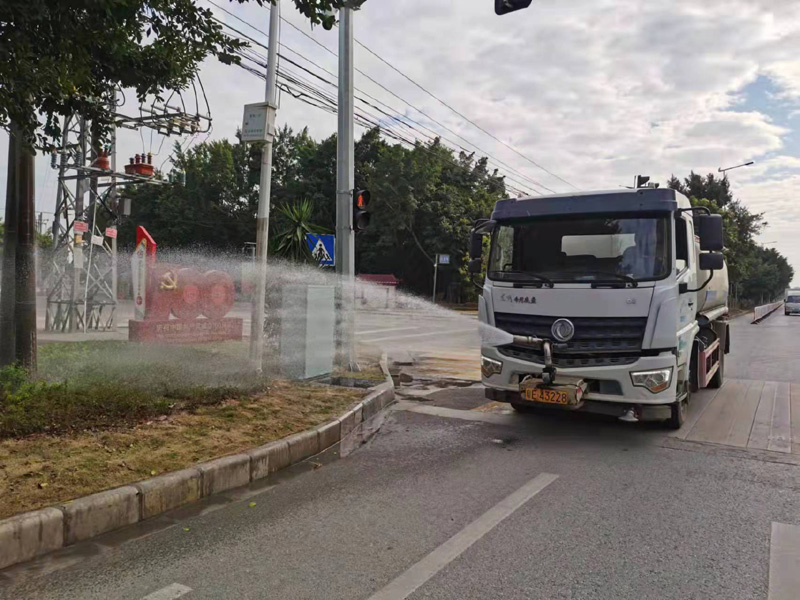 源创洒水车作业道路清洗，道路绿化带洒水保养