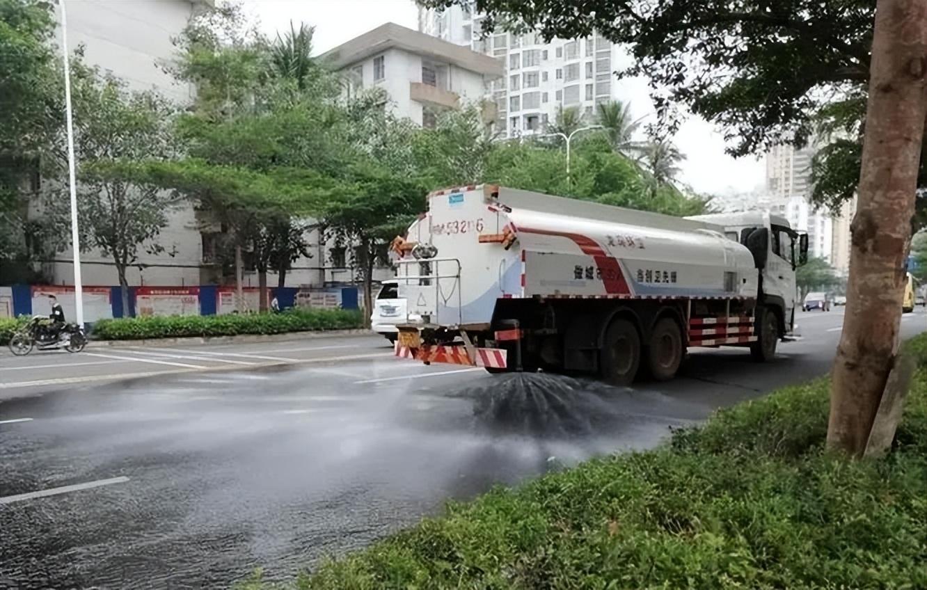 刚给爱车洗白白，就遇上洒水车，洒水车都是在为城市办好事的